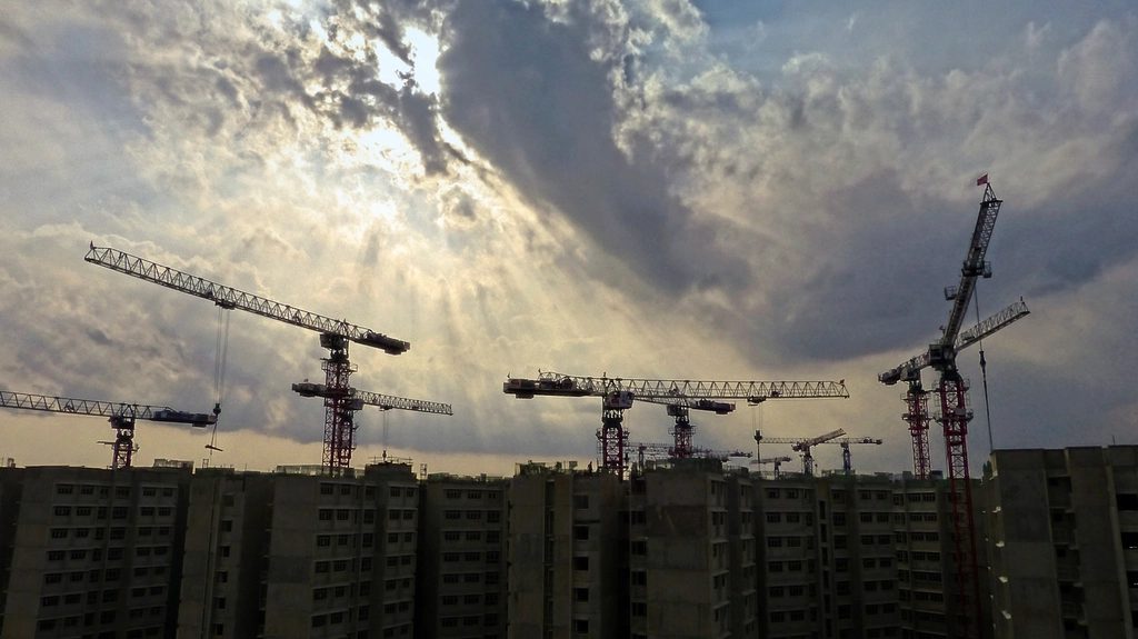 İnşaat sahasında kule vinç